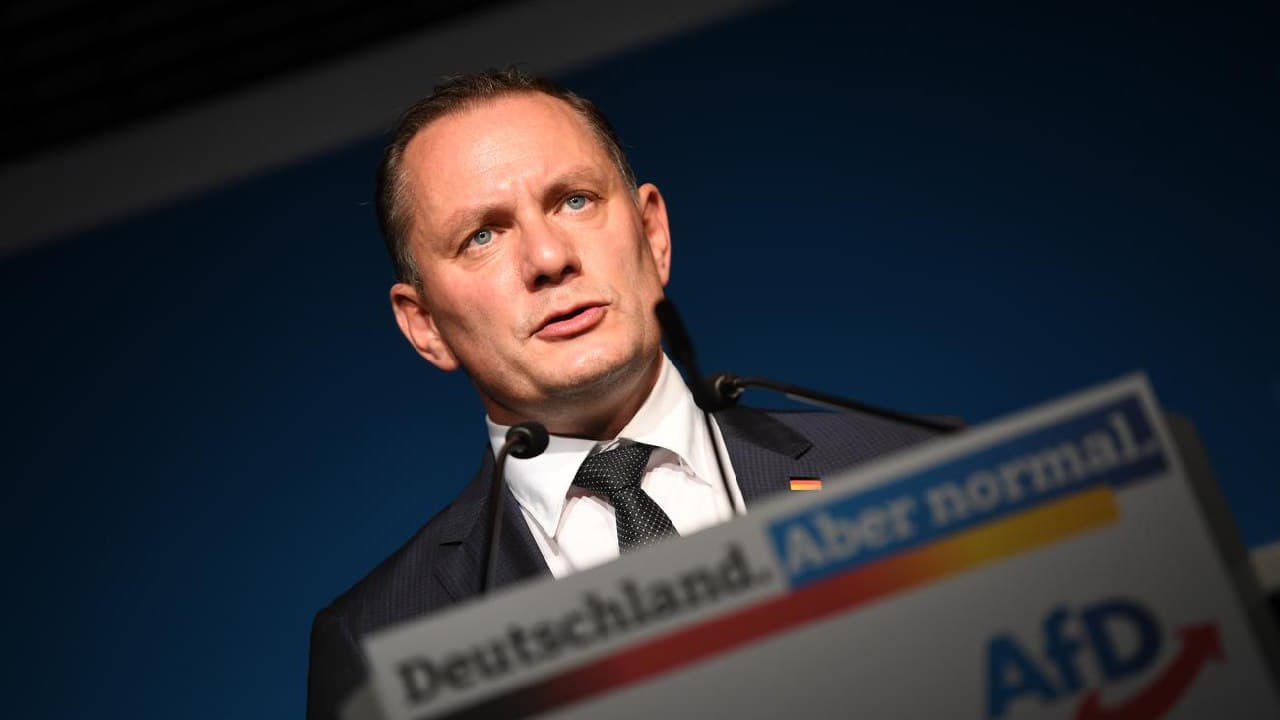 Aktionskünstler entsorgen fünf Millionen AfD-Flyer • Hauptnachrichten